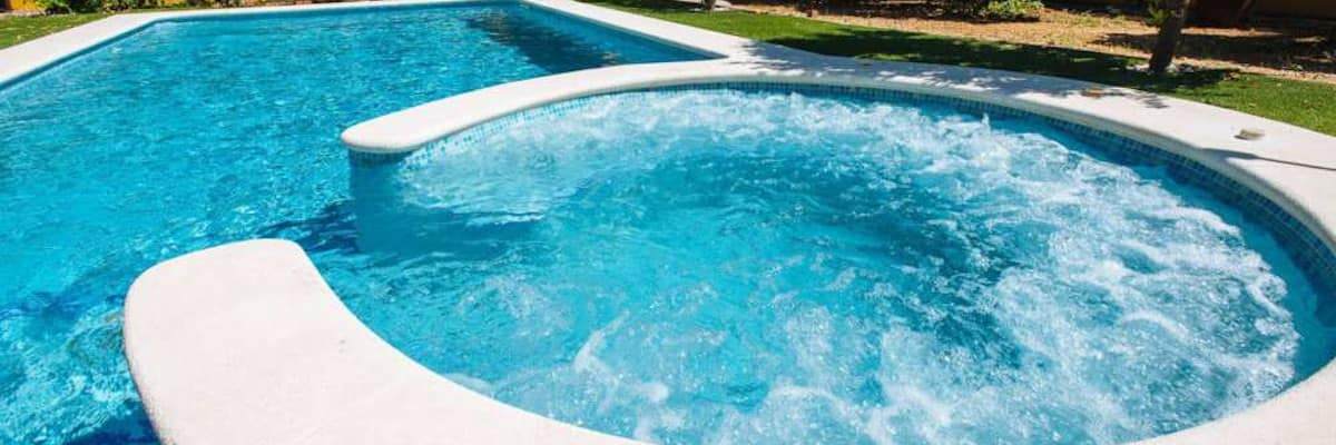 Piscina con acabados de precisión construida por Ángel Pools Master